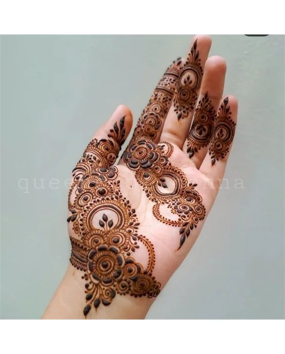Panel And Curves Subtle Stylish Finger Mehndi Design Look Panel And Curves Subtle Stylish Finger Mehndi Design Look