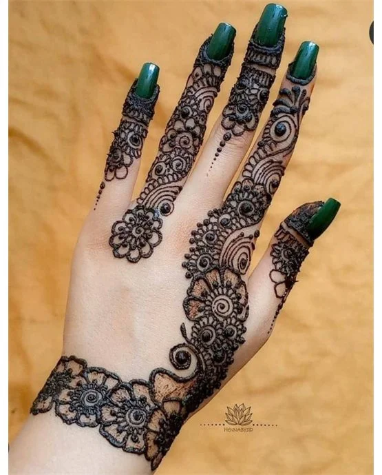 Peacock Inspired Curvy Stylish Finger Mehndi Design Peacock Inspired Curvy Stylish Finger Mehndi Design