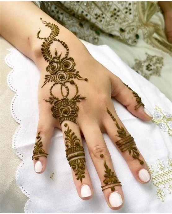 Scallop Garland Accent Blending Into Stylish Finger Mehndi Design Scallop Garland Accent Blending Into Stylish Finger Mehndi Design