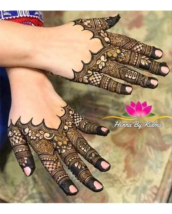 Spiral Droplet Trail On Stylish Finger Mehndi Design Spiral Droplet Trail On Stylish Finger Mehndi Design