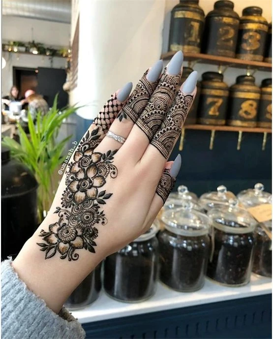 Unique Hook Art Blending Into Stylish Finger Mehndi Design Unique Hook Art Blending Into Stylish Finger Mehndi Design